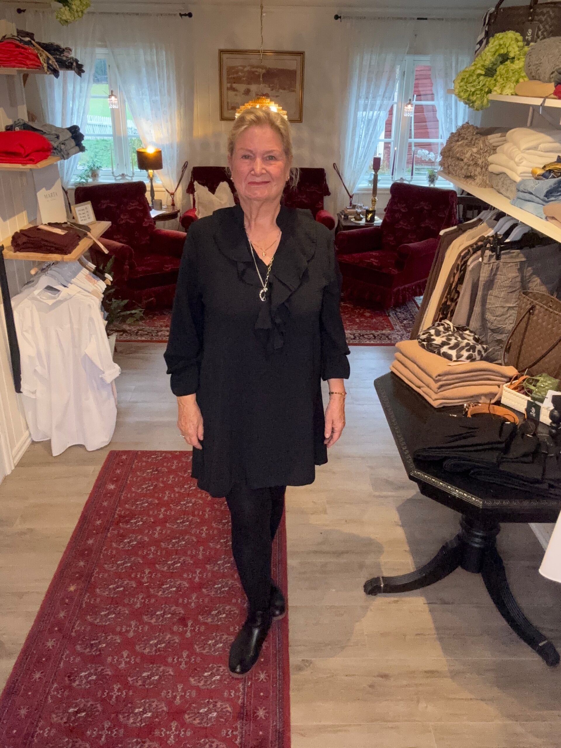 Tunika med volang - Sort - Bilde 4