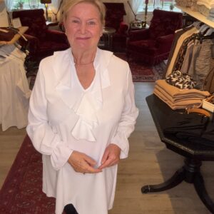 Vit tunika med volang