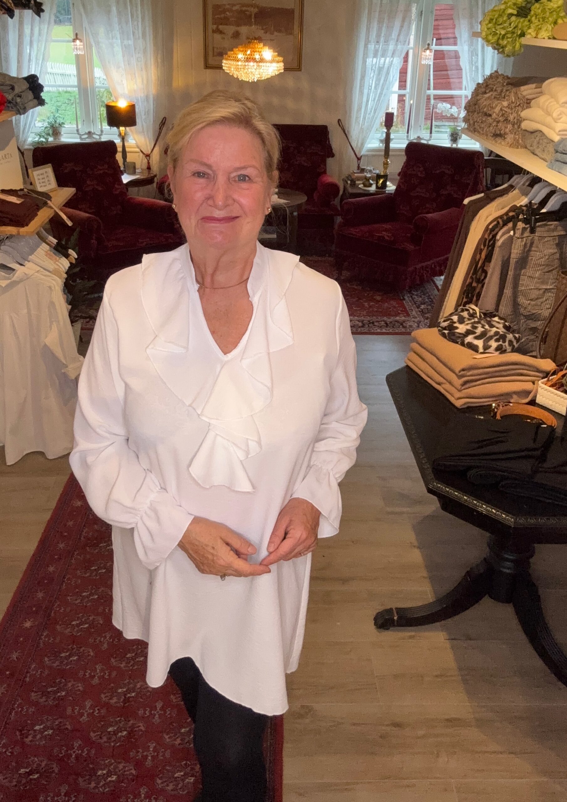 Vit tunika med volang