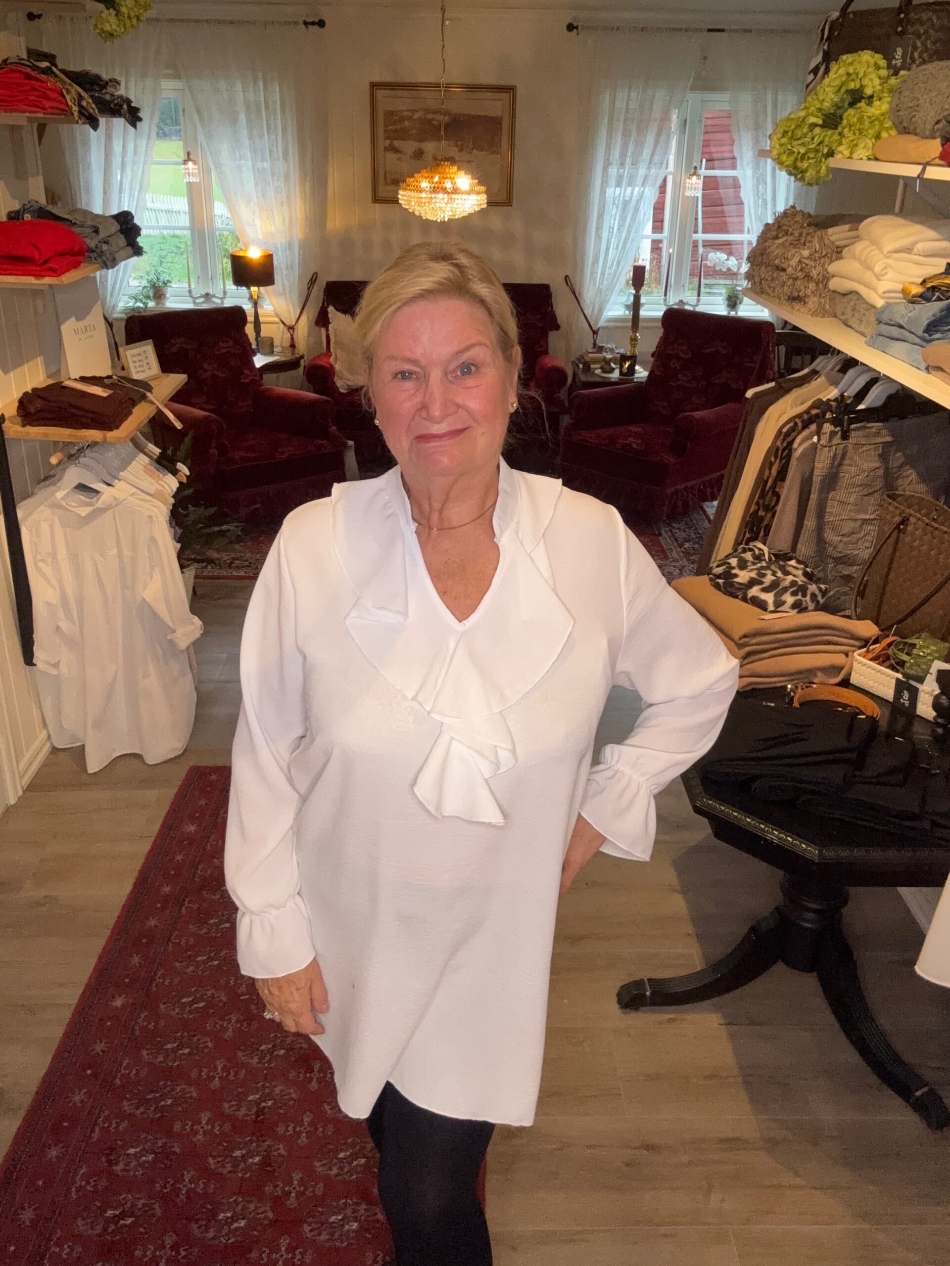 Vit tunika med volang - Bilde 4