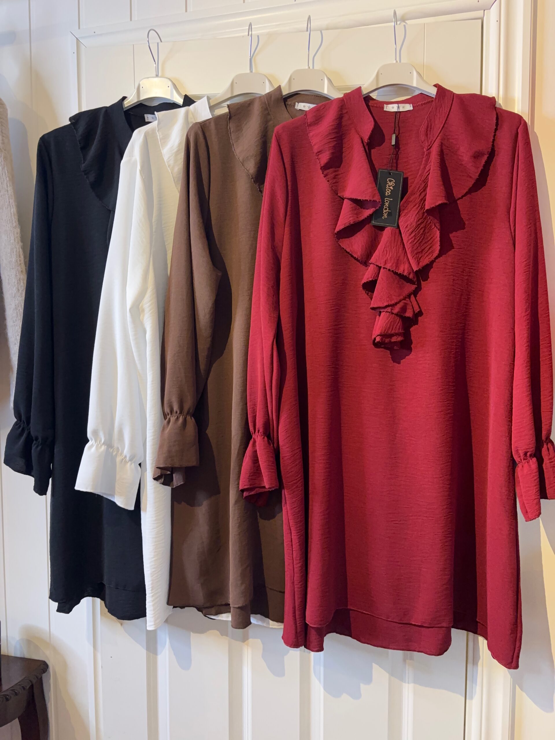 Vit tunika med volang - Bilde 2