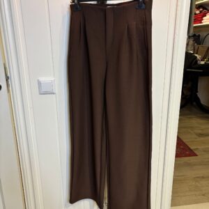 Finbyxor i mjuk och tidlös stil – brun