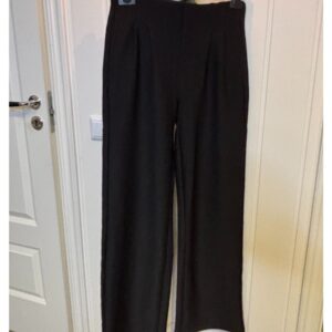 Finbyxor i mjuk och tidlös stil - svart