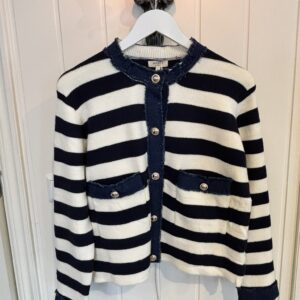 Blåvit jacka i klassisk stil