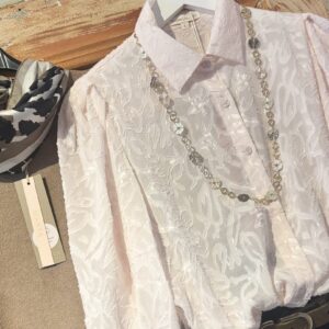 Pudderrosa spetsblus med puffärm